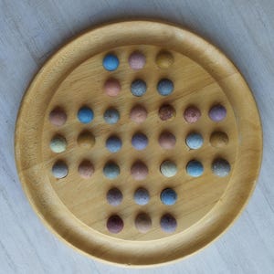 Patiensspel, 33 individuella halvädelstenskulor på 23 cm furuträspelbräde