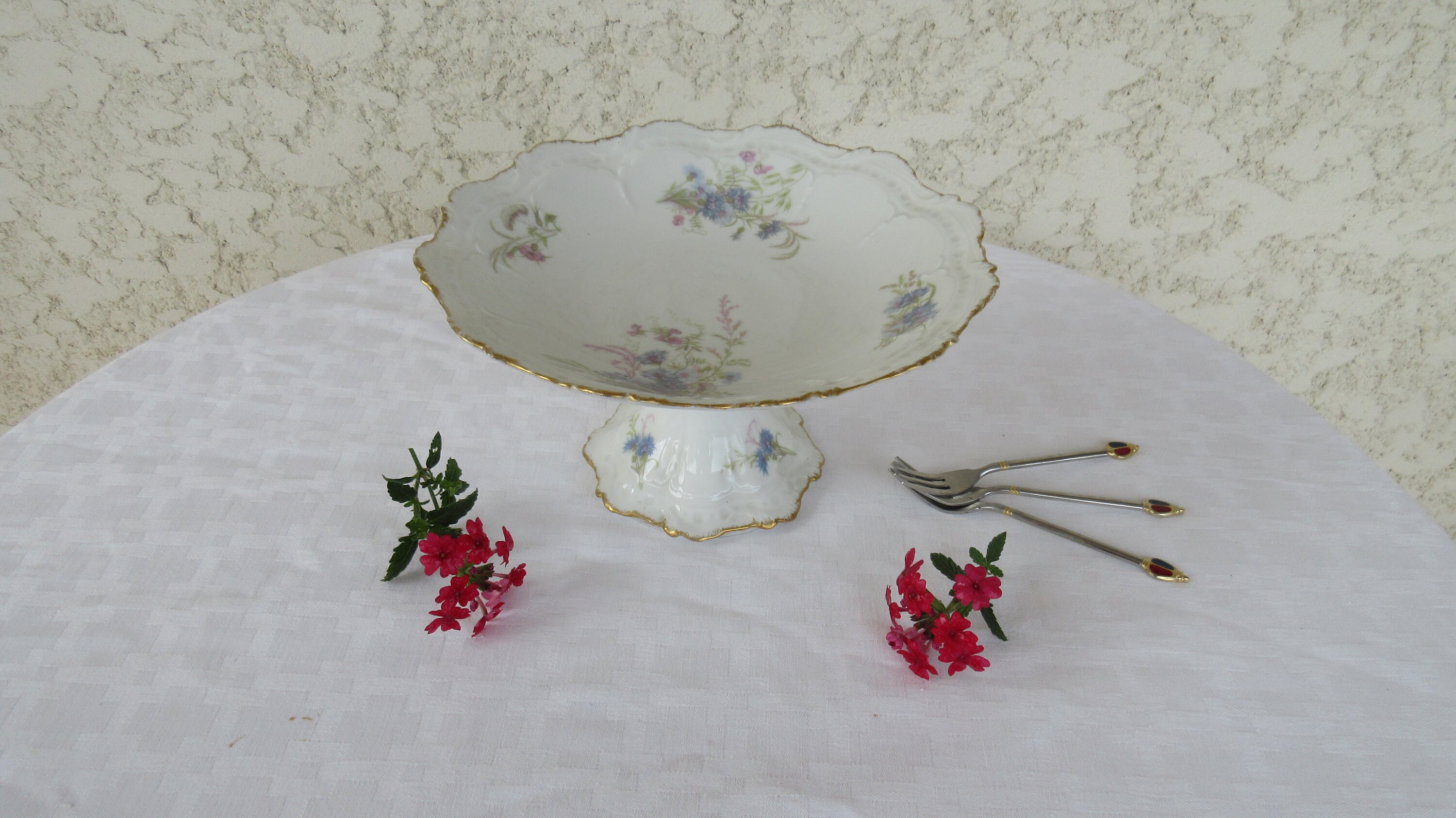 Assiette Gateau sur Pied, Peint A La Main avec Decor Florale, Rose et Blue, Magnifique