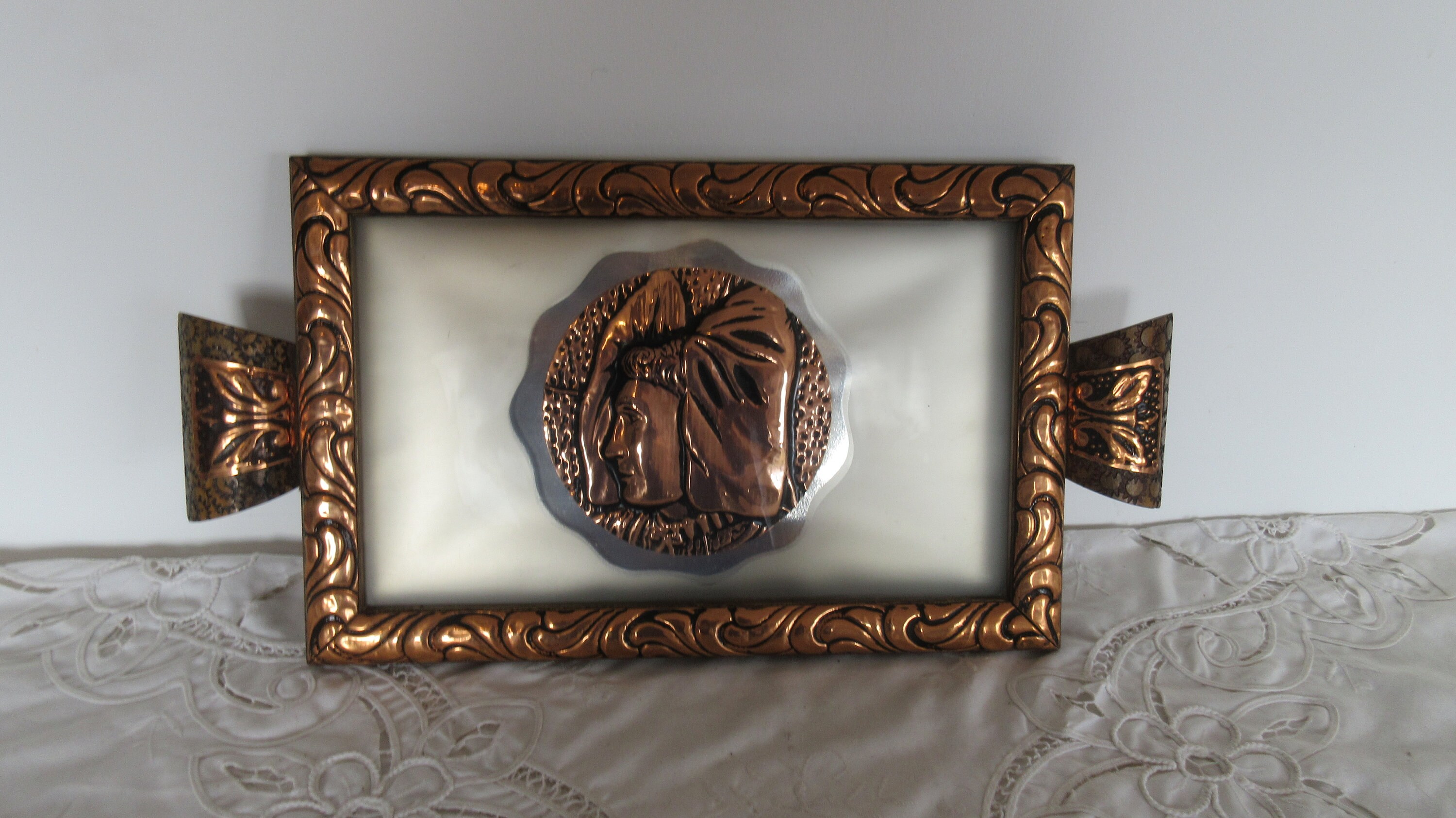 Servir Le Plateau de Cuivre et en Bois avec Verre Givré Au-Dessus d'un Visage Embossed Cuivre, Conce