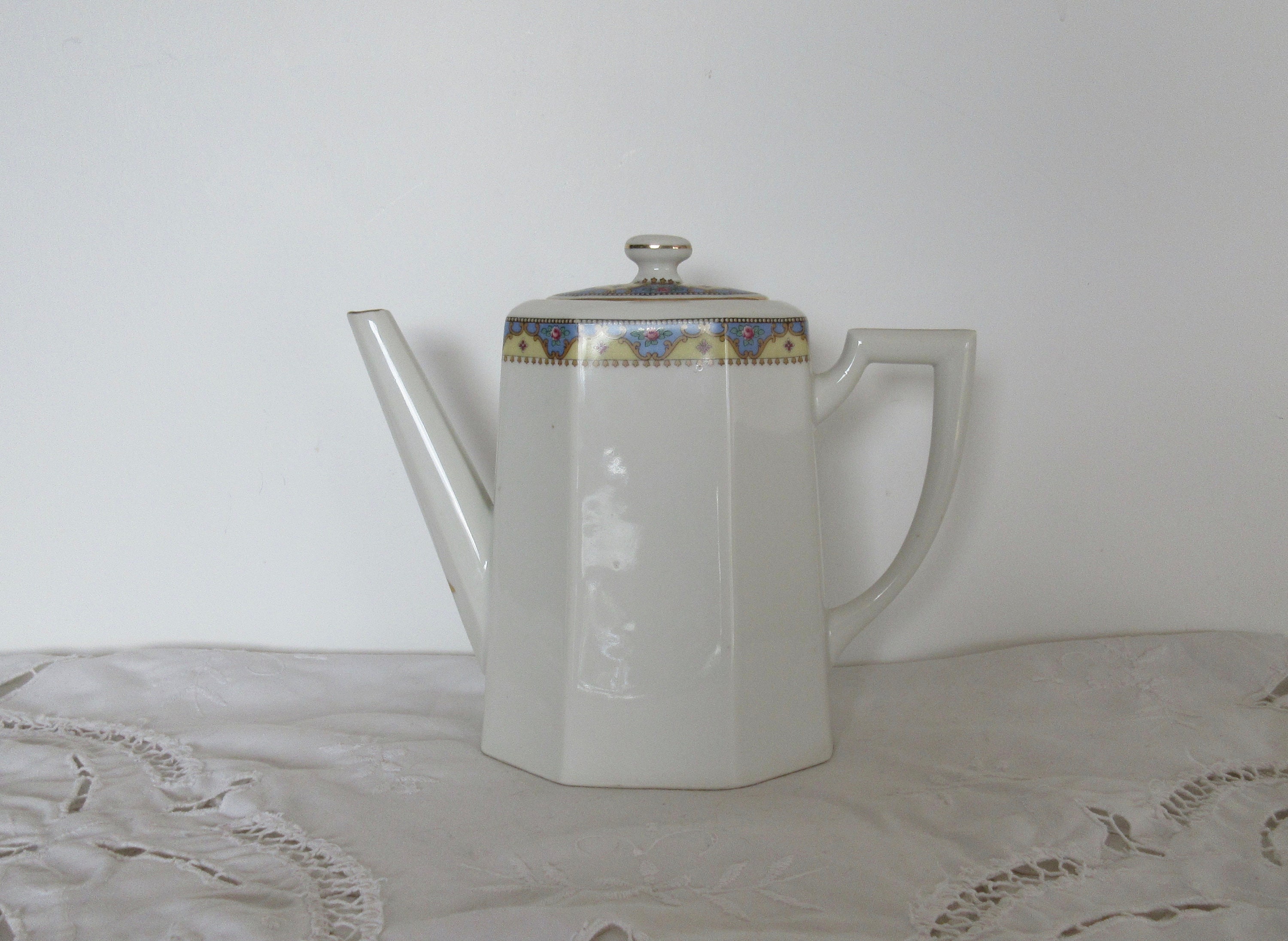 Cafetière de Limoges, Théière, Motif Floral sur Porcelaine Blanche avec Garniture Dorée, Art Déco, F