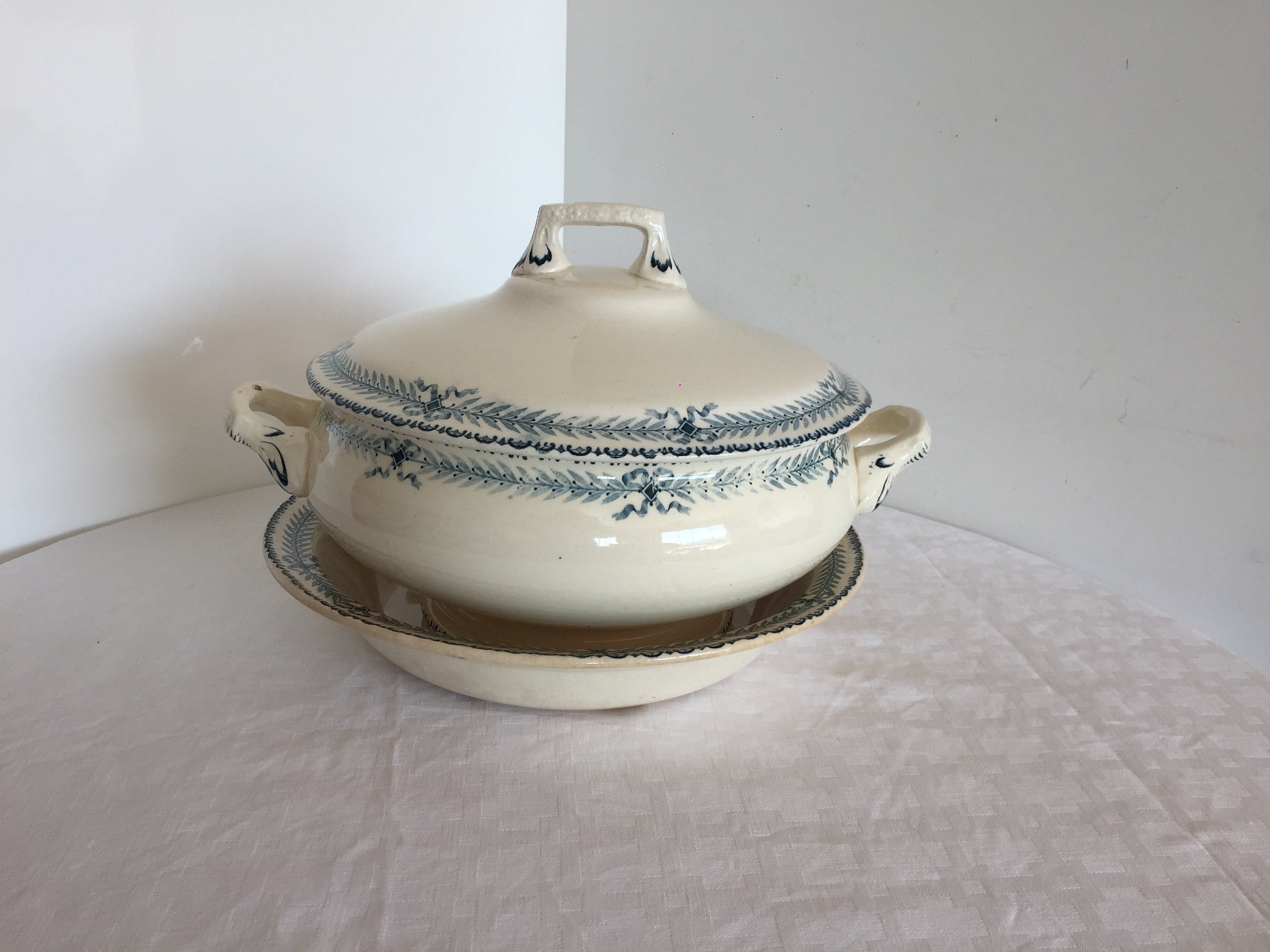 Ironstone Tureen avec Couvercle et Assiette de Service Assortie, Bol Français Lidded, Boulenger Blue
