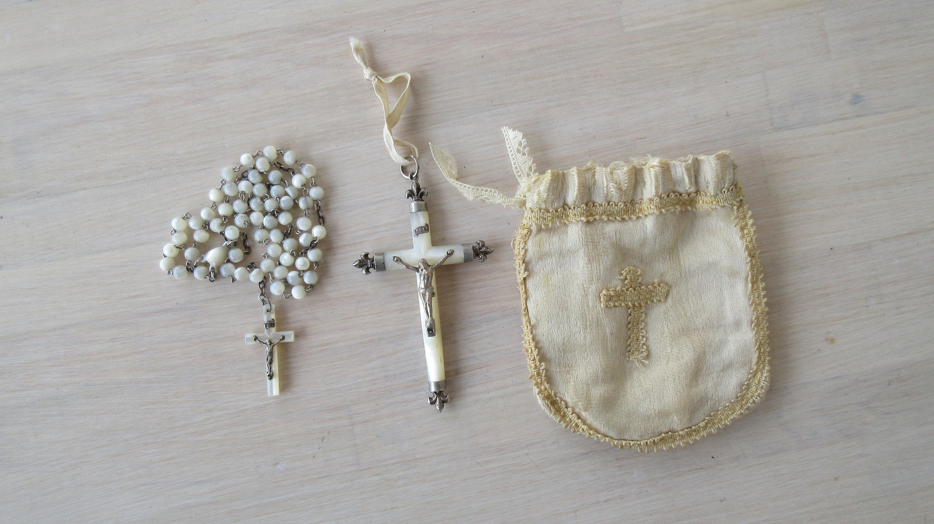 Collier de Chapelet, Nacre avec Croix Assortie Le Décor Fleur Lys Dans La Poche Soie, Antique França