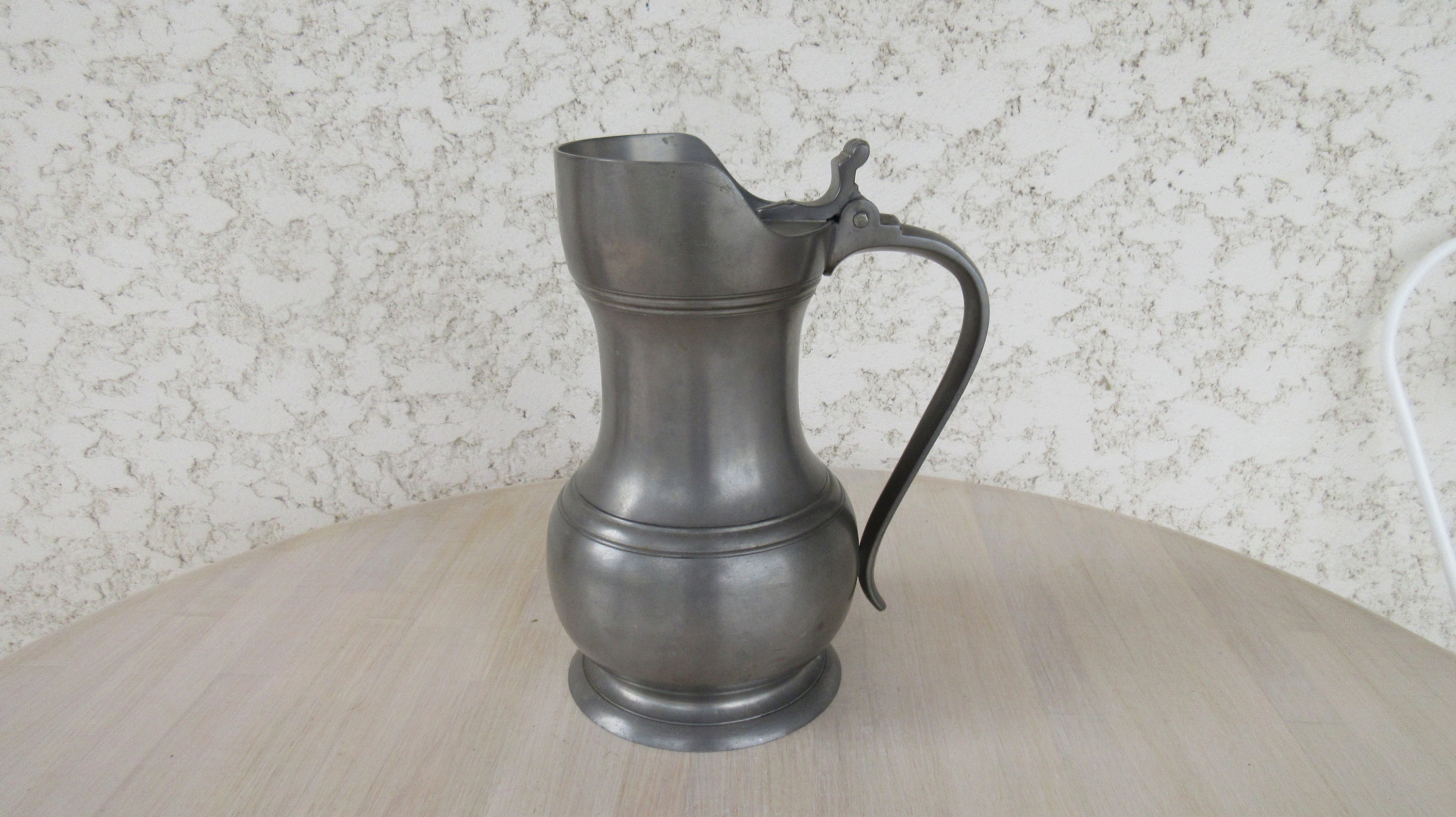 Pewter Pitcher avec Couvercle Hinged, Pewter Jug, Vase en Métal, Etain, Décoratif, Français Vintage 