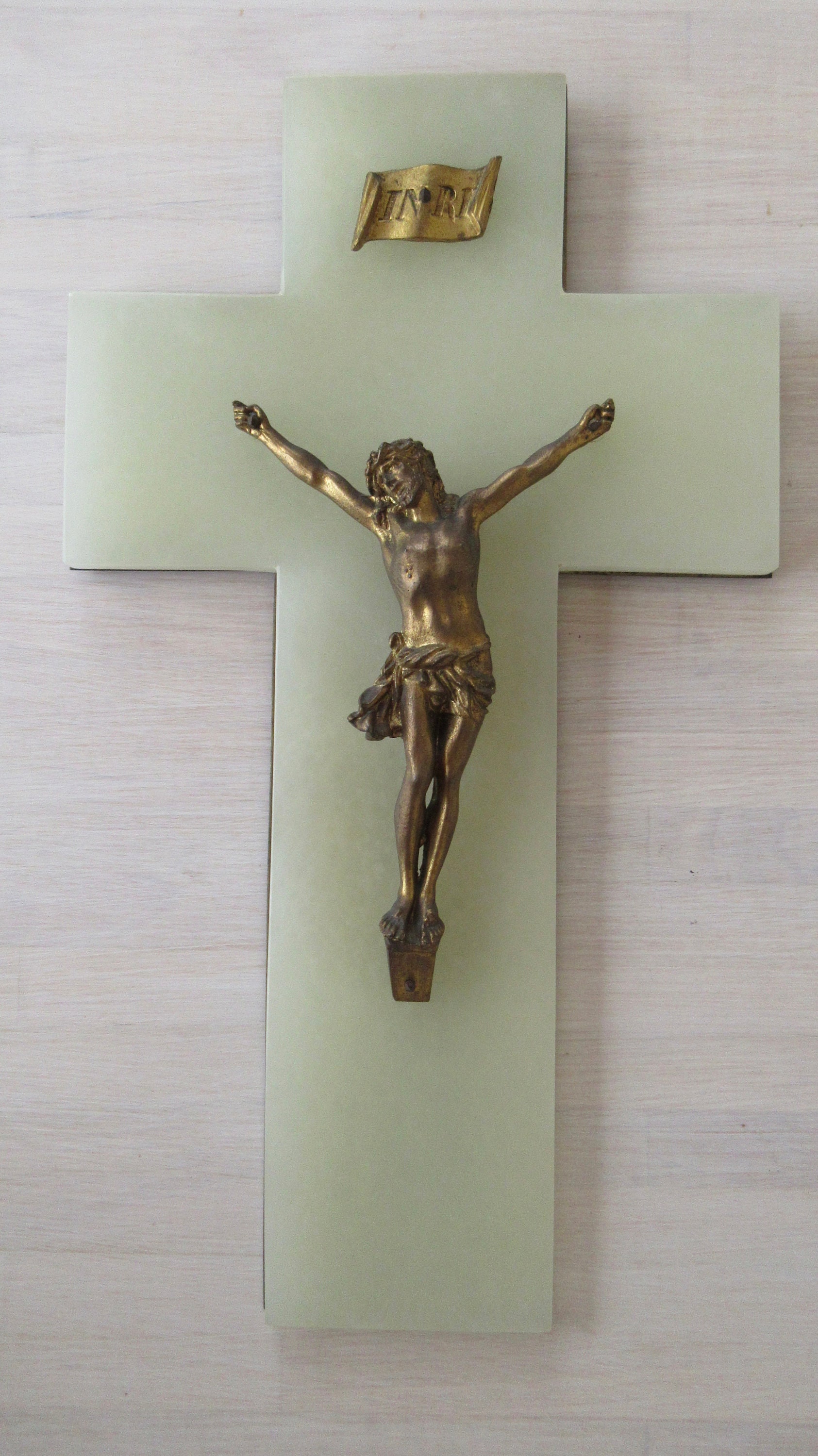 Croix en Onyx et Jesus Regule avec Plaque Laiton Au Dos.