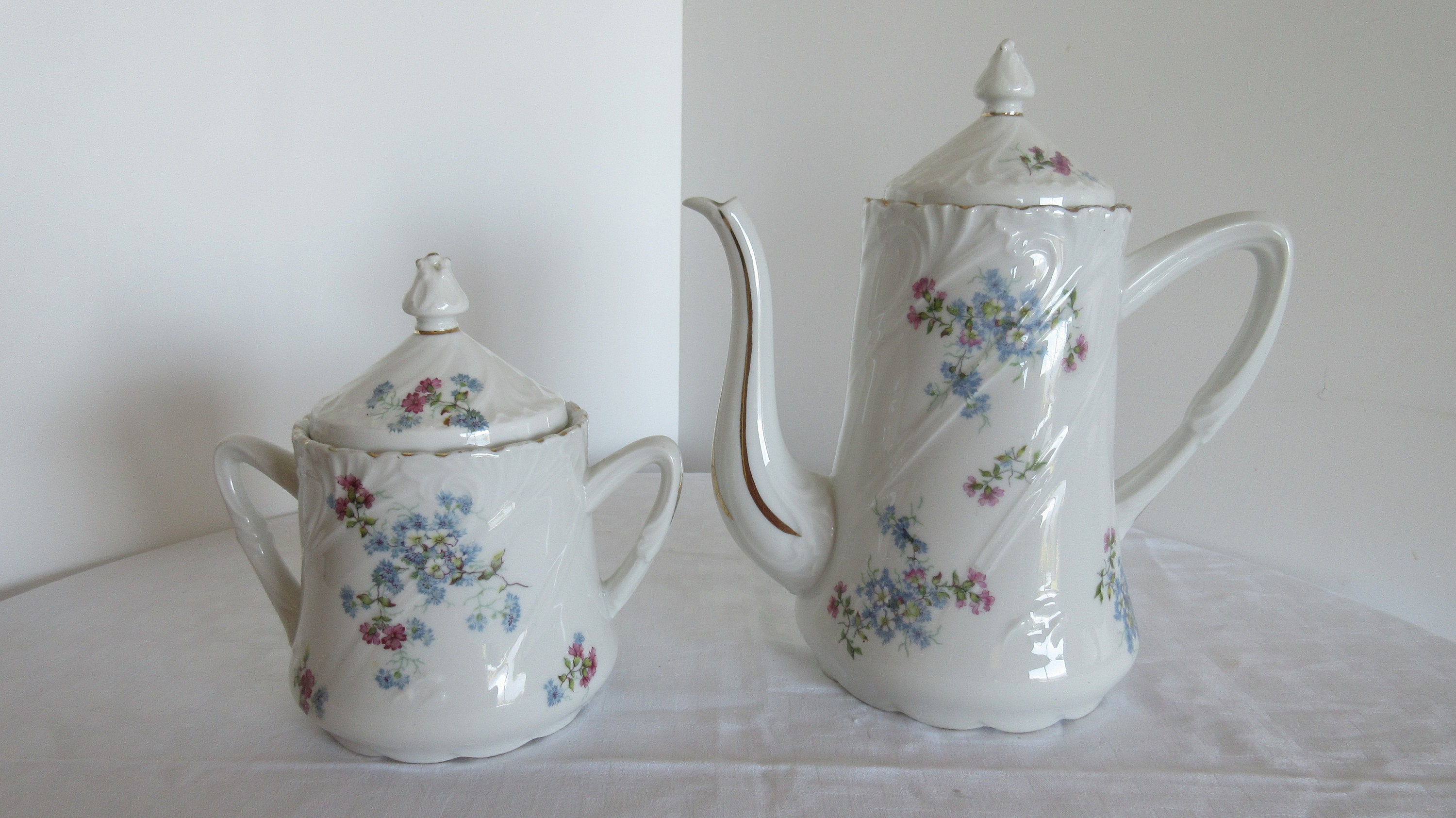 Théière Limoges Porcelaine et Sugar Bowl Assorti, Design Floral Bleu Rose avec Bordures Dorées sur P