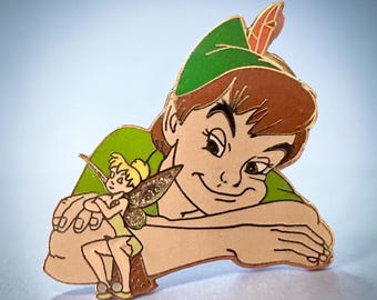 Pin/broche de solapa vintage de Disney con diseño de Campanilla y Peter Pan: El momento del polvo de hadas.