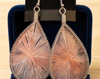 Pendientes grandes de estilo boho con diseño de lágrima en hilo marrón y tono plateado.