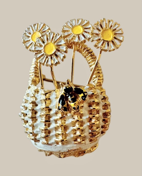 Vintage gold tone basket of daisies with cute bee… - image 1