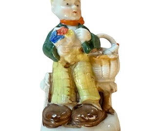 ¡Japón ocupado! Figura vintage de niño con cesta y flores. ¡Un hallazgo excepcional!