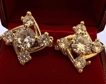 Pendientes vintage NAPIER con circonitas cúbicas en tono dorado y cierre de clip EZcomfort. Joyería de moda y accesorios coleccionables.