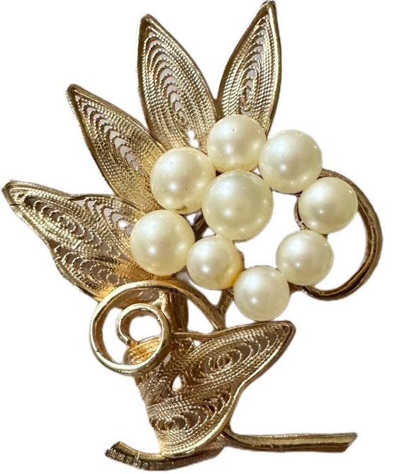 Pretty Vintage Goldtone Corocraft Faux Pearl Brooc