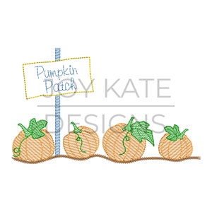 Puede incluir: Un diseño bordado de un huerto de calabazas con un cartel que dice "Pumpkin Patch". Hay cuatro calabazas en fila, con hojas y tallos verdes. Las calabazas son naranjas y el cartel es amarillo con texto azul.