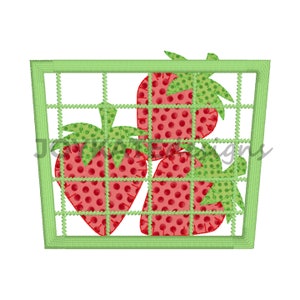 Op de afbeelding: Een groene draadmand met drie rode aardbeien. De aardbeien hebben groene bladeren en witte stippen.