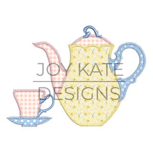 Puede incluir: Una tetera amarilla con un patrón floral y un patrón de cuadros rosa y blanco en la tapa, y una taza de té rosa con un patrón de cuadros blanco y rosa en un platillo azul con lunares blancos.