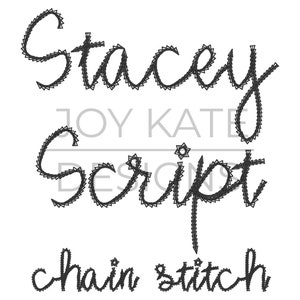 Könnte beinhalten: Ein Schwarzweißbild des Wortes "Stacey Script" in einer Kettenstichschrift. Der Text ist mit einer Reihe kleiner Dreiecke umrandet. Die Wörter "Kettenstich" stehen unter dem Haupttext.
