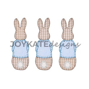 Peut inclure: Trois lapins en gingham brun et blanc avec des chemises rayées bleues et blanches. Les lapins sont tournés vers l'avant, le dos face au spectateur.