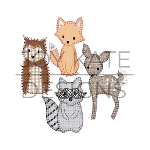 Puede incluir: Un conjunto de cuatro aplicaciones bordadas de animales del bosque. Los animales son un zorro, un mapache, un ciervo y un búho. Los animales están todos en posición sentada o de pie y tienen un estilo patchwork.