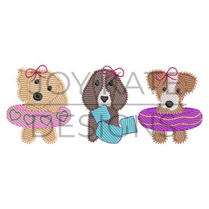 Pode incluir: Três cães de desenho animado bordados usando roupas de banho. O cão à esquerda está usando uma boia rosa com corações. O cão do meio está usando um laço azul e o cão à direita está usando uma boia roxa com listras.