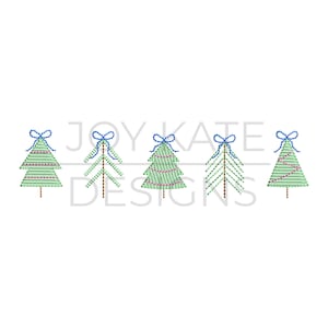 Op de afbeelding: Vijf groene kerstboom met blauwe strikken en roze strepen. De bomen staan in een rij.