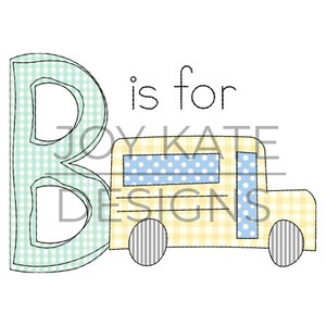 Könnte beinhalten: Ein grüner und weißer karierter Buchstabe B mit einem gelben Schulbus dahinter. Der Text "is for" befindet sich über dem Bus.