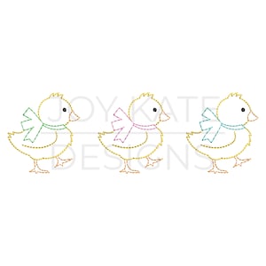 Può includere: Tre pulcini gialli ricamati con fiocchi di diversi colori. I pulcini sono rivolti a destra e hanno un design semplice.