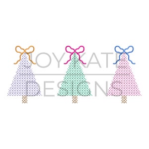 Op de afbeelding: Drie geborduurde kerstbomen in paars, blauwgroen en roze, elk met een strik in goud, roze en blauw. De bomen hebben bruine stammen en staan op een witte achtergrond. De tekst "JOY KATE DESIGN" is zichtbaar.
