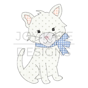 Op de afbeelding: Een witte kat met grijze stippen zit met een blauw-witte geruite strik om zijn nek. De kat heeft een roze neus en zwarte ogen.
