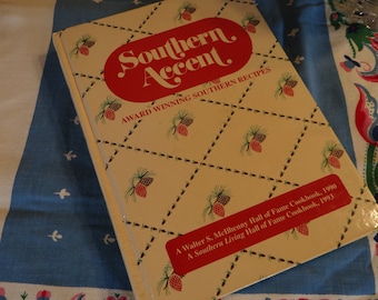 Vintage Southern Accent Cookbook- 1994 - Award Winning- Junior League Pine Bluff AR