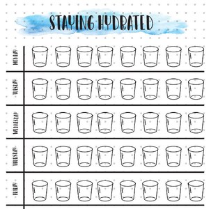 K&ouml;nnte beinhalten: Ein schwarz-wei&szlig;er druckbarer Wasser-Tracker mit dem Text "STAYING HYDRATED" oben. Der Tracker hat sieben Spalten f&uuml;r jeden Tag der Woche und acht Zeilen f&uuml;r jeden Tag, mit einem Glas-Symbol in jeder Zeile, um ein Glas Wasser darzustellen.