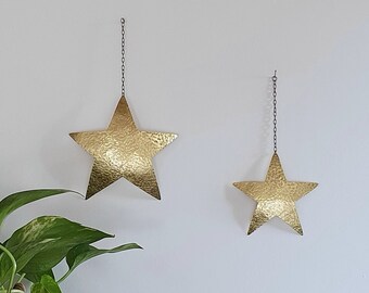 Decoración de pared de estrellas doradas - Conjunto de arte de pared de latón martillado de dos colgantes de pared de estrellas- Decoración del hogar hecha a mano