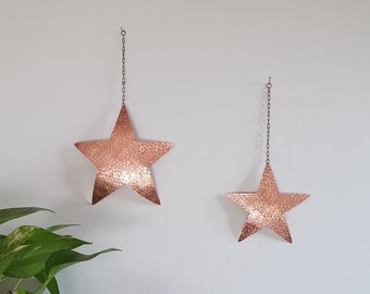 Decoración de pared de estrellas rojas - colgante de pared de estrellas - estrellas de arte de pared de cobre martillado - decoración del hogar hecha a mano - conjunto de dos estrellas