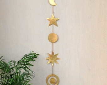 Pared celestial colgante decoración de pared de latón Boho Mobile - Decoración de la pared de la galaxia - Sol - Fases de la luna - Estrella - Planeta - Arte de pared de metal martillado