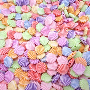 Può includere: Un vasto assortimento di perline di conchiglie di plastica colorate. Le perline sono in varie tonalità di rosa, viola, verde, arancione e bianco. Le perline hanno tutte la forma di una conchiglia con una superficie leggermente rialzata e testurizzata.