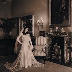 Vintage Style 1920er Jahre Brautkleid. Spitzenmantel mit A-Linie, Seidenslip, Handschuhen, Kopfschmuck mit Seidenblumen und Schleier.