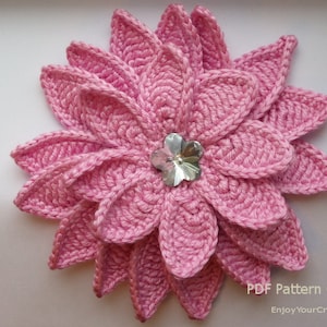 Puede incluir: Una flor de crochet rosa con un strass plateado en el centro.  ¡Patrón PDF solamente! EnjoyYourCrochet