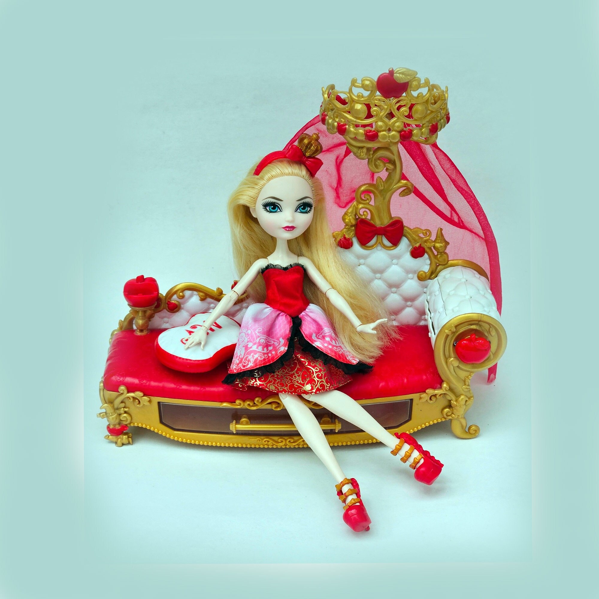 Ever After High Lizzie Hearts Spring Unsprung Book Playset & Doll EUC