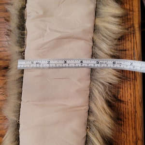 Extra stor huva med vegansk fuskpälskant 70 cm, stor fuskpälskragekant, fusktvättbjörnspäls, pälskrage, fuskpälshuva, pälsjacka, päls bild 8
