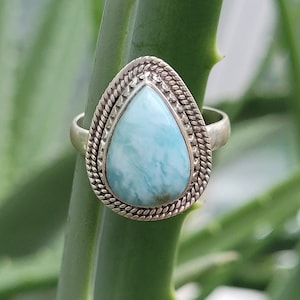 Anillo de Larimar Dominicano Natural, Anillo de Piedra Azul, Anillo de Plata de Ley 925, Anillo de Declaración Hecho a Mano de Diseñador, Piedra Larimar, Lágrima tamaño 8