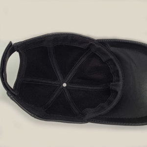 Puede incluir: Gorra de b&eacute;isbol de cuero negro con forro de tela negro. La gorra tiene un dise&ntilde;o cl&aacute;sico de seis paneles y una visera curvada.