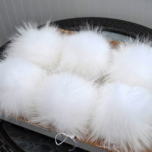 PRONTO PARA ENVIO Pompom de pele de guaxinim branco de 7 polegadas, pompons de pele grandes, pompons gigantes para gorro grosso, gorro tuque, gorro de inverno em malha, bola de pelo fofa