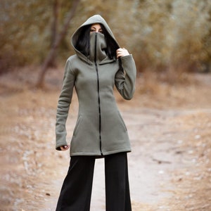 Elfen-Wintermantel mit Kapuze und Wasserfallausschnitt.  Elfenhafte Winter-Sweatjacke mit Reißverschluss. Lange Pixie-Kapuzenjacke. Gothic-Winterjacke. Gothic-Hoodie