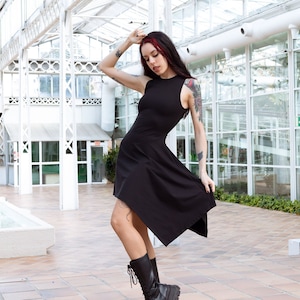 Schwarzes asymmetrisches Gothic-Tunikakleid. Feenkleid. Ärmelloses Pixie-Kleid. Gothic-Kleidung. Elegantes, lässiges schwarzes Kleid. Elfen-Tunikakleid.