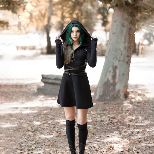 Langärmliges schwarzes Skaterkleid mit Kapuze. Winterliches Gothic-Kleid. Pixie-Kleid. Pixie-Kleidung. Elfenkleid mit Kapuze. Elfenkleidung. Feenkleid