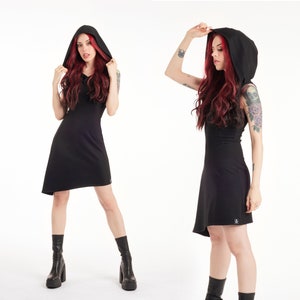 Schwarzes Racerback-Kleid mit Kapuze. Ärmelloses Gothic-Kleid mit Kapuze. Futuristisches Kleid. Elfenkleid. Pixie-Kleid. Elfenkleidung. Festivalkleid