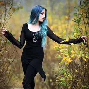 Top gótico de malha / Top preto / Top de manga comprida / Blusa preta / Top assimétrico / Roupas góticas / Cybergoth / Top pixie / Moda escura