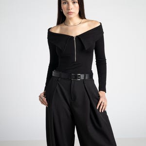 Sailor off shoulder gothic blouse. Formal sleeve top. Minimalist black bardot blouse. Cocktail clothing. Elegant top imagen 4