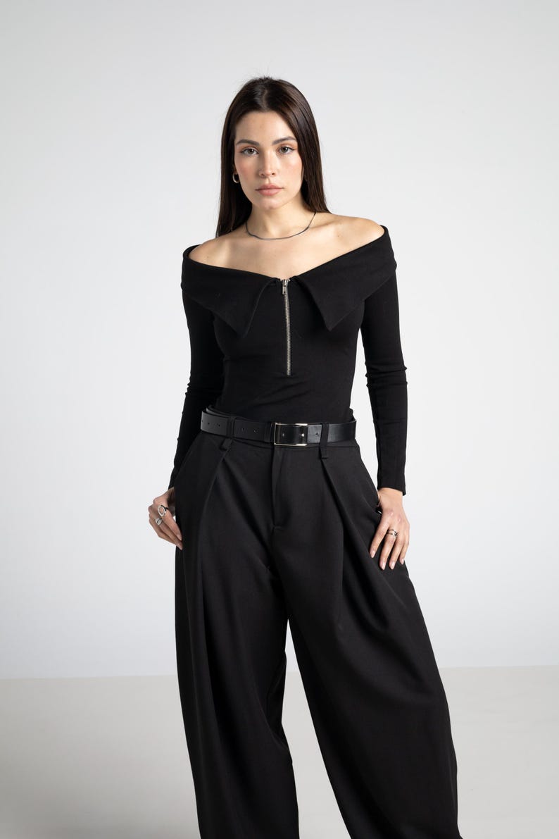 Sailor off shoulder gothic blouse. Formal sleeve top. Minimalist black bardot blouse. Cocktail clothing. Elegant top imagen 4