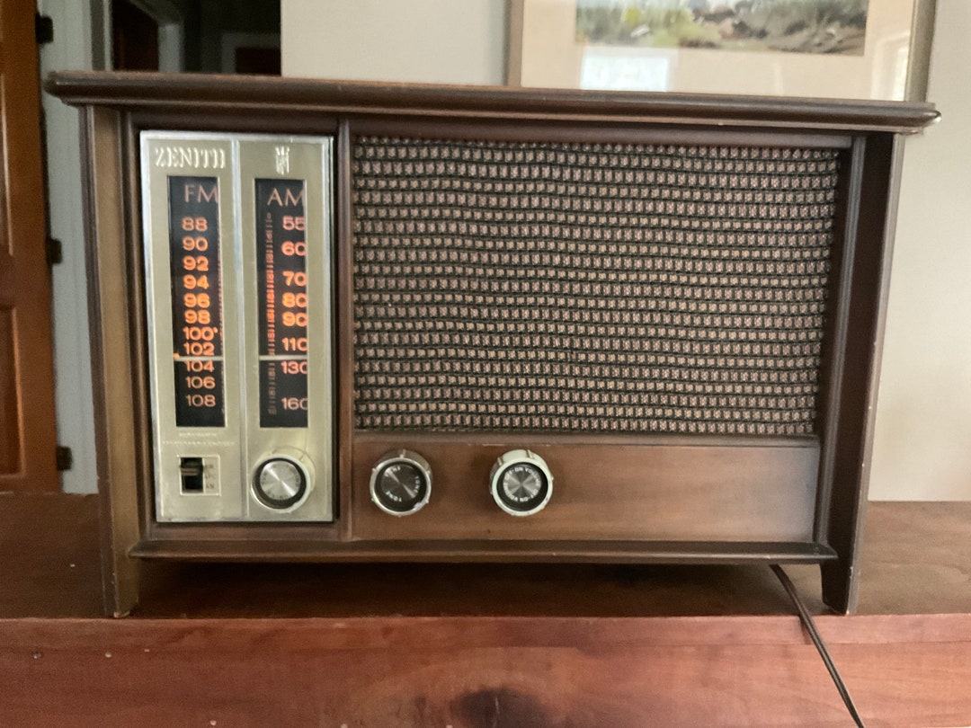 1959 Zenith Long Distance Radio Model X334 Works Great Clean Working