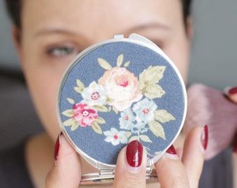 Two-sided pocket mirror for make-up