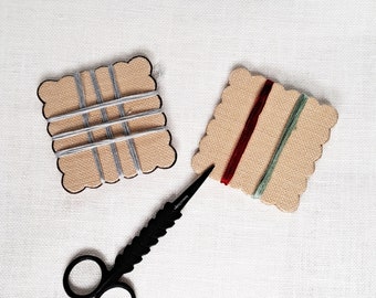 Biscuit-shaped thread card covered with linen